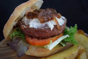 Hamburguesa vegana con mozzarella vegana y veganesa. at La Pizarrita in Caceres