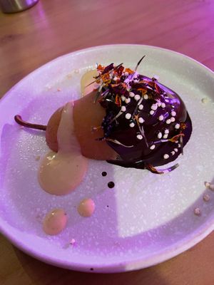 Peer met vegan chocolade en vla at Phood Kitchen in Eindhoven