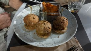Sliders de cigrons. Posa q porta llet però es pot demanar amb formatge vega at Aromatic Restaurant in Altafulla