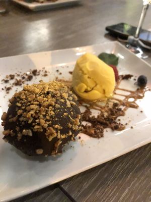 Postre: ferrero gigante  at Aromatic Restaurant in Altafulla