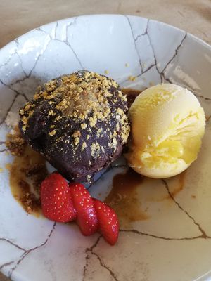 Ferrero rocher gegant amb gelat de mango at Aromatic Restaurant in Altafulla