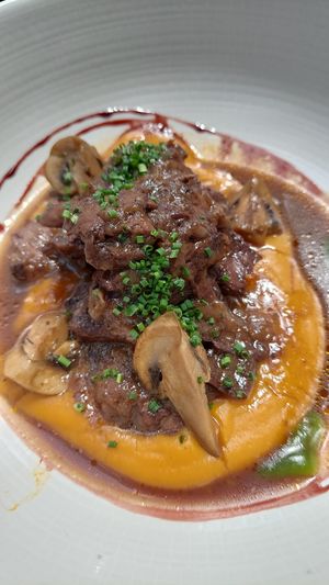 Heura al vino tinto con puré de calabaza at Aromatic Restaurant in Altafulla