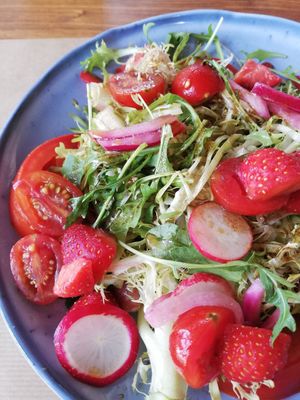 Amanida d'escarola i maduixes at Aromatic Restaurant in Altafulla