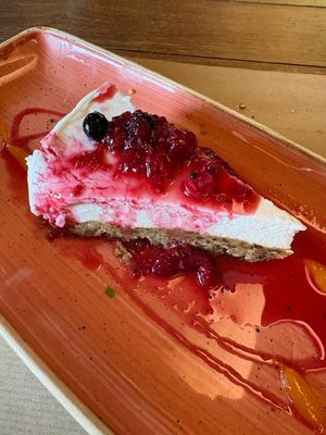 Pastís de formatge vegà i fruits vermells at Aromatic Restaurant in Altafulla