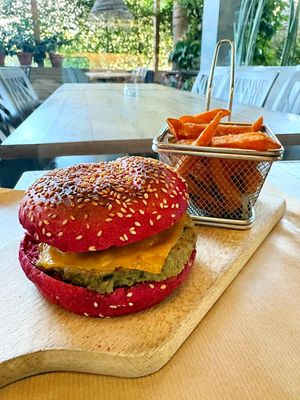 Hamburguesa de carxofa amb ceba caramelitzada, formatge vegà i guacamole, amb fregides de boniato at Aromatic Restaurant in Altafulla