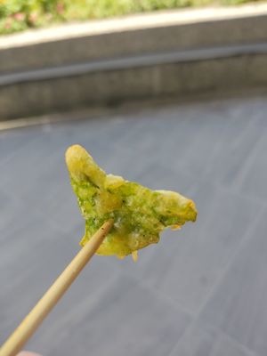 Fried gracilaria at Sū Zhà Lóng Xū Cài 酥炸龍鬚菜 - Shmashuni in Yuchi