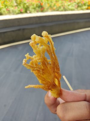 Fried enoki mushroom at Sū Zhà Lóng Xū Cài 酥炸龍鬚菜 - Shmashuni in Yuchi