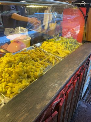   at Sū Zhà Lóng Xū Cài 酥炸龍鬚菜 - Shmashuni in Yuchi