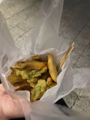Vegetable tempura from Sū Zhà Lóng Xū Cài, Ita Thao  at Sū Zhà Lóng Xū Cài 酥炸龍鬚菜 - Shmashuni in Yuchi