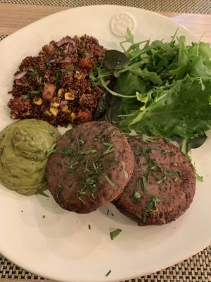 Hambúrguer de feijão preto  at Local - Alvalade in Lisbon