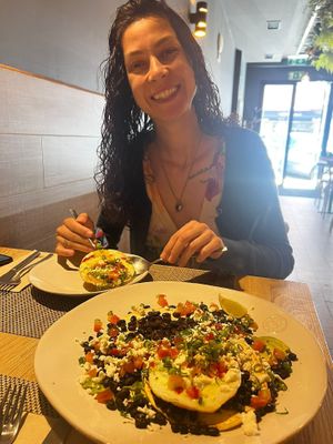 Tudo impecável, o sitio é muito bonito e relaxante, a comida com muita qualidade, comemos brunch e almoço e estava tudo bem.
Os pratos são muito bem servidos. A senhora que nso at Local - Alvalade in Lisbon