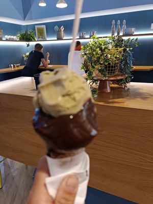 Vegan pistachio and dark chocolate at Heladeria Sotto Zero Santiago in Santiago De Compostela