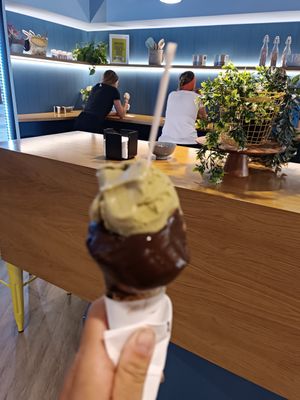 Vegan pistachio and dark chocolate at Heladeria Sotto Zero Santiago in Santiago De Compostela