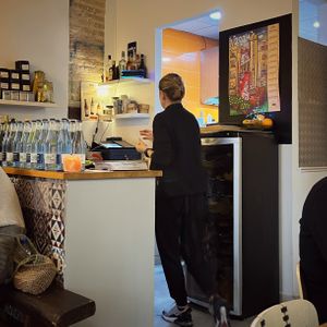 The counter with the open kitchen (yellow wall) at La Cuina d'Adel in Valencia