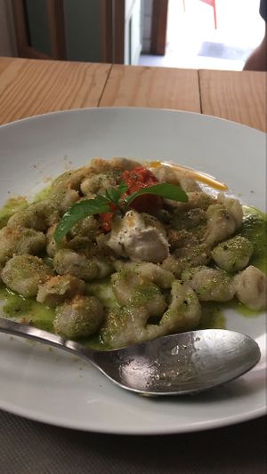Gnocchi with pesto and homemade vegan cheese at La Cuina d'Adel in Valencia