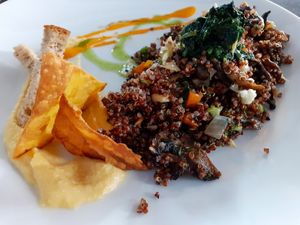 Salteado con verduras, algas y hummus at La Cuina d'Adel in Valencia