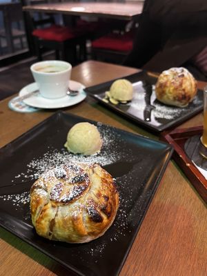 Vegan apple pie with soy milk ice cream (but it was rather a sherbet)  at Cafe Absinthe カフェアブサン in Osaka