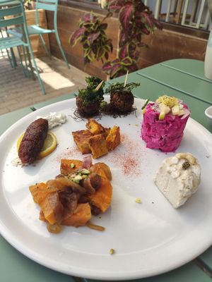 Tapas veganas variadas at Brio in Tarifa