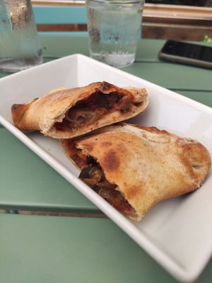 Panzerotti con mozzarella de arroz vegana at Brio in Tarifa