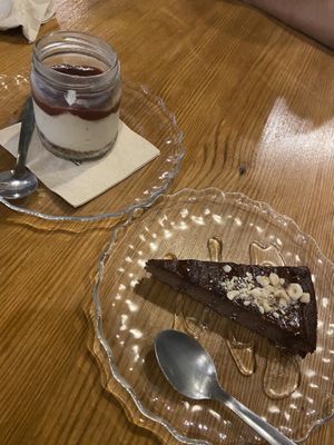 Cheesecake vegana y tarta de chocolate, platano y avellanas at Brio in Tarifa