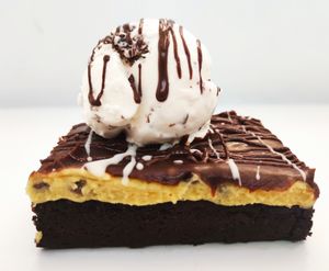 Brownie and cookiedough with stracciatela ice cream at Vegabonty in Fuengirola