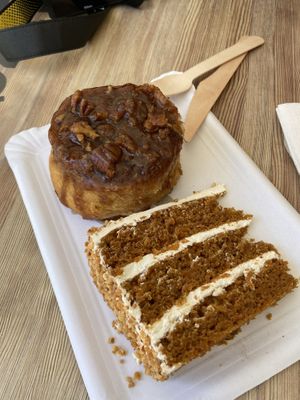 Sticky bun & carrot cake 🤩  at Vegabonty in Fuengirola