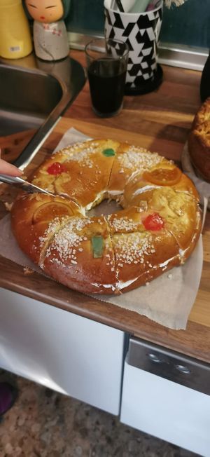 Roscón relleno de nata at Vegabonty in Fuengirola