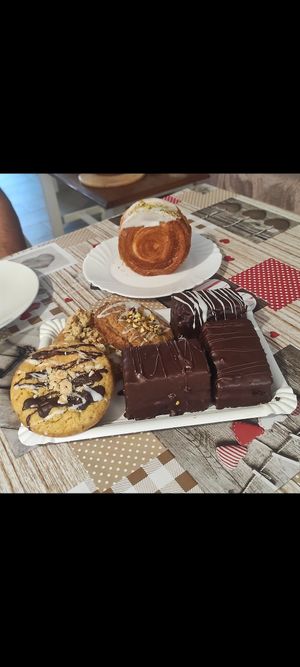 Una variedad enorme de dulces veganos, desde tartas a galletas, pasando por mucha bollería y lo mejor, todo artesanal. at Vegabonty in Fuengirola