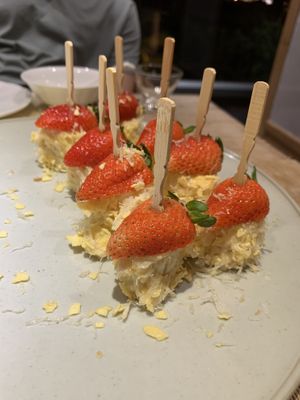 Banana strawberry sushi at RúShì Shū 如是蔬 in Sanya