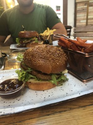 Sehr leckerer Veganer Burger und große Auswahl! Uns hat das Gesamtpaket so gut gefallen, dass wir morgen wieder kommen werden😂  at Restoran ŠtoRiJa in Rijeka