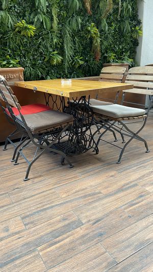 alle Tische hatten den unteren Teil von einem Nähtisch😄 at Restoran ŠtoRiJa in Rijeka