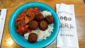 Polpette vegane di grano saraceno e lenticchie in salsa di zucchine, pomodoro e basilico con riso basmati at Restoran ŠtoRiJa in Rijeka