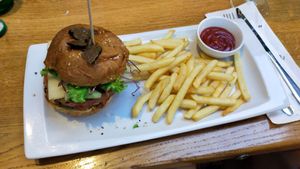 Hamburger vegano, tartufo, cetriolo, lattuga, cavolo, pomodoro, formaggio vegano, patate fritte. at Restoran ŠtoRiJa in Rijeka