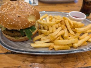 Sexy mediterianka Burger mit Pommes at Restoran ŠtoRiJa in Rijeka