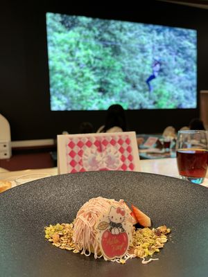 Dessert - strawberry cream cake   at Hello Kitty Show Box in Awaji