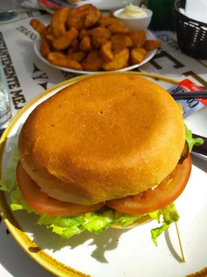 Crispy "chicken" con pan sin sésamo y patatas at Burguer Country in Zamora