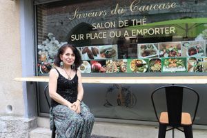 La merveilleuse Suzan devant son restaurant at Le Jardin de Suzan in Cahors