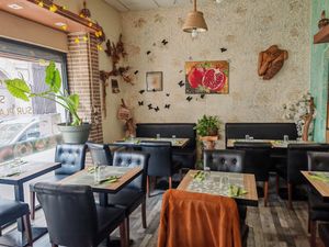 Seats at Le Jardin de Suzan in Cahors