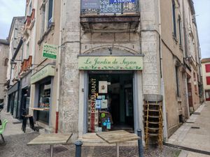Facade at Le Jardin de Suzan in Cahors