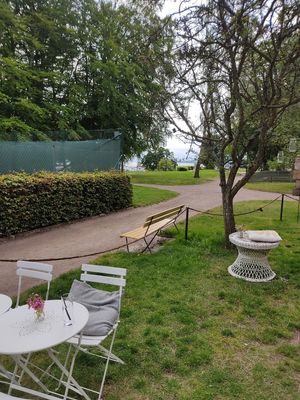 Outdoor seating at Trädgården Svea in Hjo