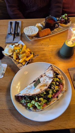 Groene proeverij, fries, and flatbread at De Waldhoorn in Otterlo