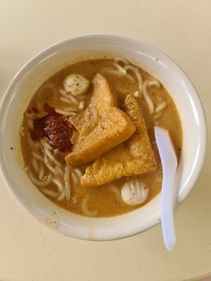 If you just happen to be a Laksaholic like me, this is the stall you do not want to miss! Laksa gravy is SUPER addictive 😋 at Quan Xin 泉心 - Aljunied in Central Singapore
