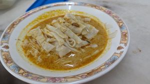 Curry 朱肠粉. Local dish at Ninety-Six Vegetarian Food in Ipoh