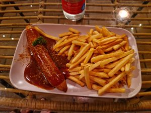 Vegane Currywurst mit Pommes at Kiosk Kunni in Bamberg