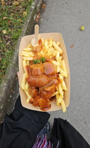 Vegane Currywurst mit Pommes at Kiosk Kunni in Bamberg
