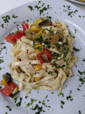 Hausgemachte Tagliatelle mit Gemüse der Saison at Da Nicola in Grunstadt