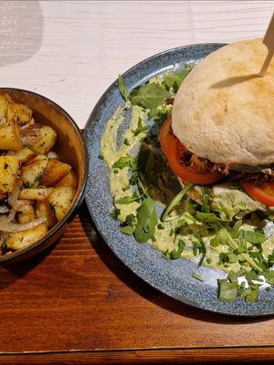 Veganer Burger mit Bratkartoffeln at Boltenmühle in Neuruppin