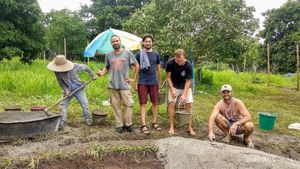 Human chain at Pete's Mission Animal Rescue Shelter in Pai