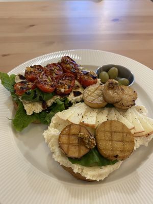 Delicious bruschetta type spreads   #Veganuary at LoveUrth 러브얼스 in Busan