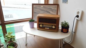 Jazz music from old-school radio, many plants at LoveUrth 러브얼스 in Busan